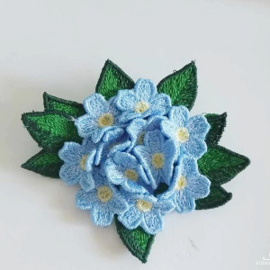 Haftowana broszka w niebieskie kwiaty