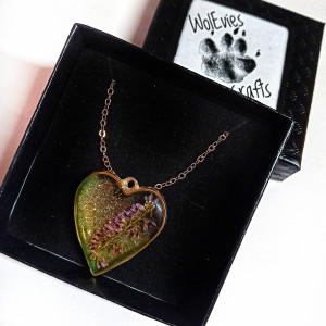 Wisiorek Serce z Żywicy – Seledynowa Elegancja w Rękodziele