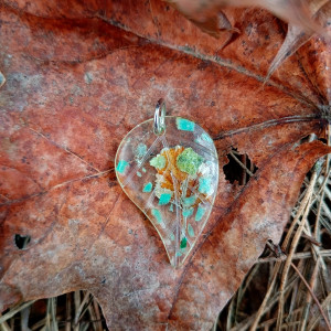 Liść w liściu z amazonitami i oliwinami, zawieszka z żywicy