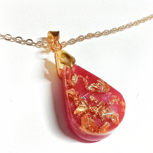 Wisiorek z Żywicy – Ciemnoróżowy Blask z Złotym Akcentem