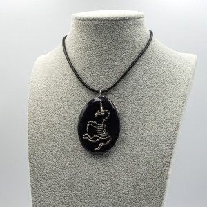 Wisiorek gotycki z żywicy z jednorożcem pend 001