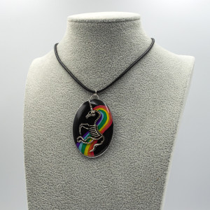 Wisiorek tęczowy pride z żywicy z jednorożcem pend 002