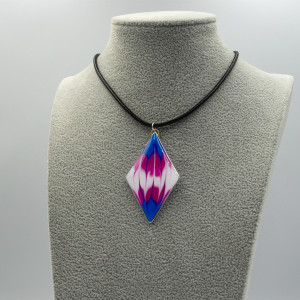 Wisiorek trans pride z żywicy pend 006