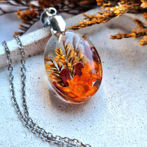 Wisiorek z żywicy z suszonymi kwiatami