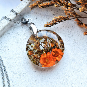 Wisiorek z żywicy z suszonymi kwiatami okrągły