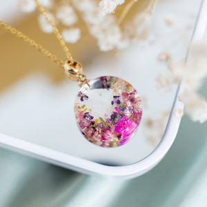 Wisiorek z kompozycją kwiatową