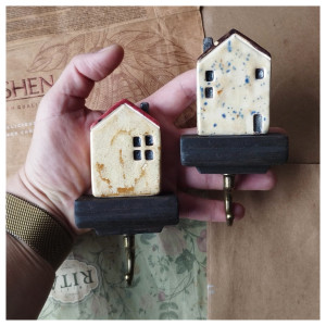 Zestaw 2 wieszaków z domkami