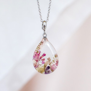 Wisiorek z kompozycją kwiatową