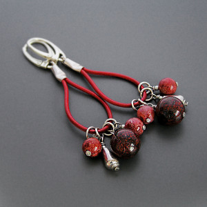 Odcienie czerwieni, długie kolczyki, jaspis, koral, rzemień, srebro