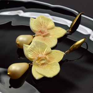Kolczyki orchidee ze szklaną kroplą w delikatnym odcieniu złota