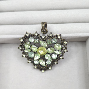 170 mosiężne, błyszczące serce; wisior vintage; zielone serce;