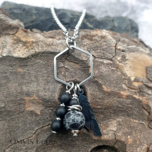 Wisiorek z piórkiem- czarny howlit i onyks