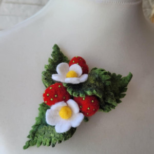 Broszka z truskawkami