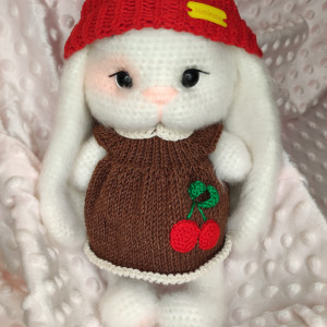 Maskotka króliczek na szydełku.