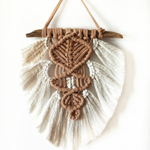 Ręcznie Tkana Makrama "Liść" na Morskim Drewnie – Handmade