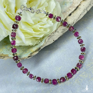 Minimalistyczna bransoletka z rubinami a1104