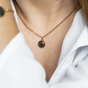 Naszyjnik- piryt zatopiony w żywicy