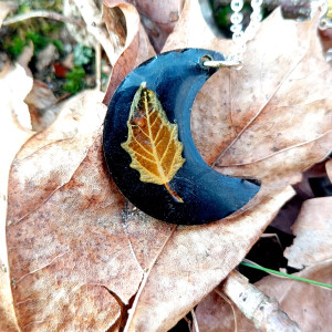 Naszyjnik z żywicy, czarny księżyc z liściem