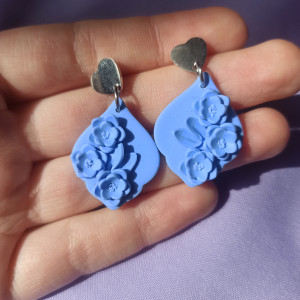 Kolczyki z gliny polimerowej monochromatyczne kwiaty