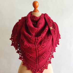 Gruba, mięsista chusta ręcznie robiona na drutach, bordowa.