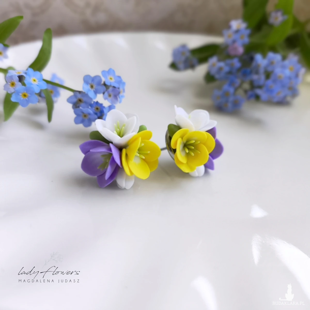 Kolorowe kolczyki z frezjami