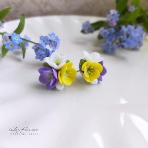 Kolorowe kolczyki z frezjami