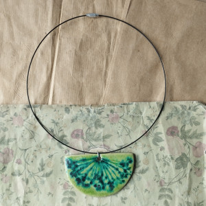 Naszyjnik szmaragdowy z koprem