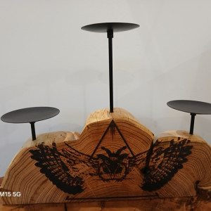 Świecznik z plastra akacji z sową.