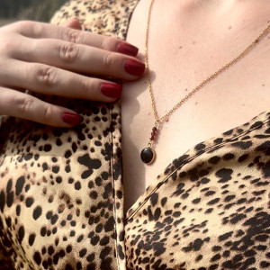 Naszyjnik z węglem w żywicy i dodatkiem granatu