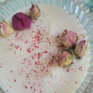 Urocza świeca sojowa z różyczkami I olejkiem różanym w szklanej bombonierze z chwostem