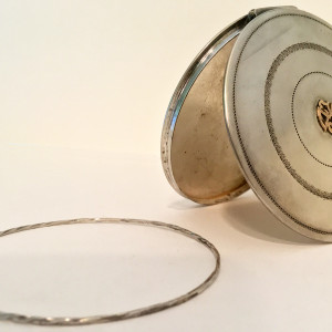 Srebrna puderniczka ze złotym monogramem - JM