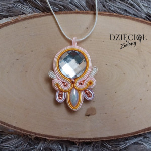 Różowy wisiorek sutasz