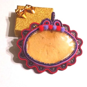 Wisiorek z płatkiem maka