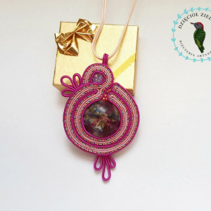 Różowy wisiorek sutasz