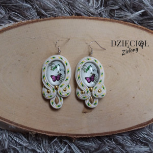 Kremowe kolczyki sutasz z motylem