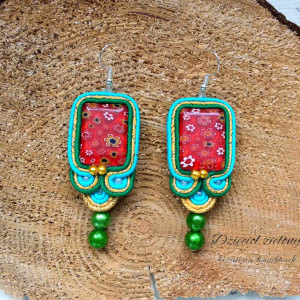 Błękitno-czerwone kolczyki sutasz