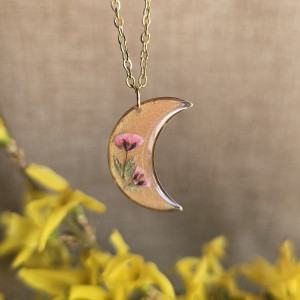 złota zawieszka złoty wisiorek naszyjnik żywica z żywicy kwiaty z kwiatami księżyc kwiaty żywica biżuteria gipsówka