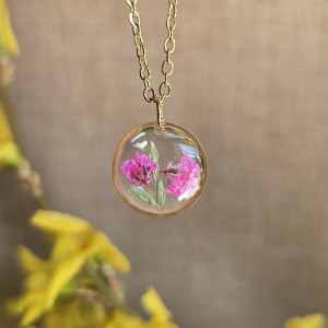 Złota zawieszka złoty wisiorek kwiat naszyjnik żywica z żywicy suszone kwiaty z kwiatami żywicy kwiaty żywica różowy kwiat gipsówka gipsówki różowa