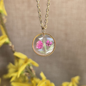 Złota zawieszka złoty wisiorek kwiat naszyjnik żywica z żywicy suszone kwiaty z kwiatami żywicy kwiaty żywica różowy kwiat gipsówka gipsówki różowa