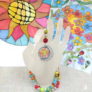 6753 długi, kolorowy naszyjnik z wisiorkiem; dwustronny wisiorek; kwiaty/kwiat