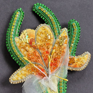 Broszka "Krokus żółty" haftowana zdobiona kryształkami, koralikami, cekinami