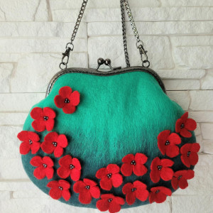 Filcowana torebka z czerwonymi kwiatkami