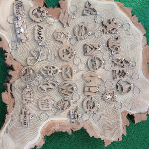 Breloki wypalane laserowo w sklejce, do kluczy samochodowych ,różne marki.