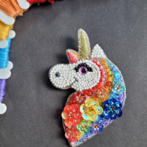 "Tęczowy Jednorożec " broszka  haftowana zdobiona cekinamy i koralikami