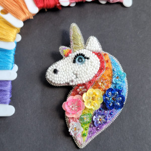 "Tęczowy Jednorożec 2" broszka  haftowana zdobiona cekinamy i koralikami
