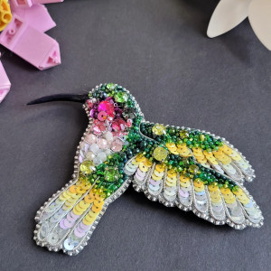 "Koliber" broszka  haftowana cekinamy i koralikami