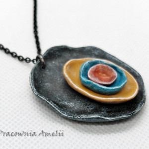 polymer clay wisior na łańcuszku kolorowe skórki 2