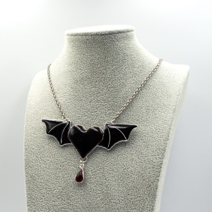 Naszyjnik gotycki z żywicy z łezką 02