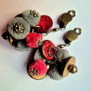 Klipsy z pomponami z dyskoteki głupek zamiast serca ma strupek