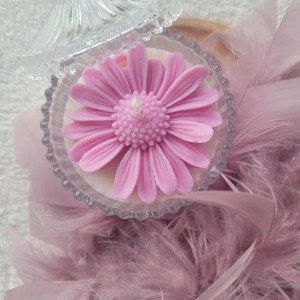 Urocza świeca sojowa z margaretka w szklanej bombonierce